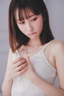 美女脱裤子