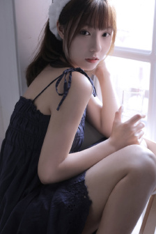 外国美女穿个性衣服的真人照片